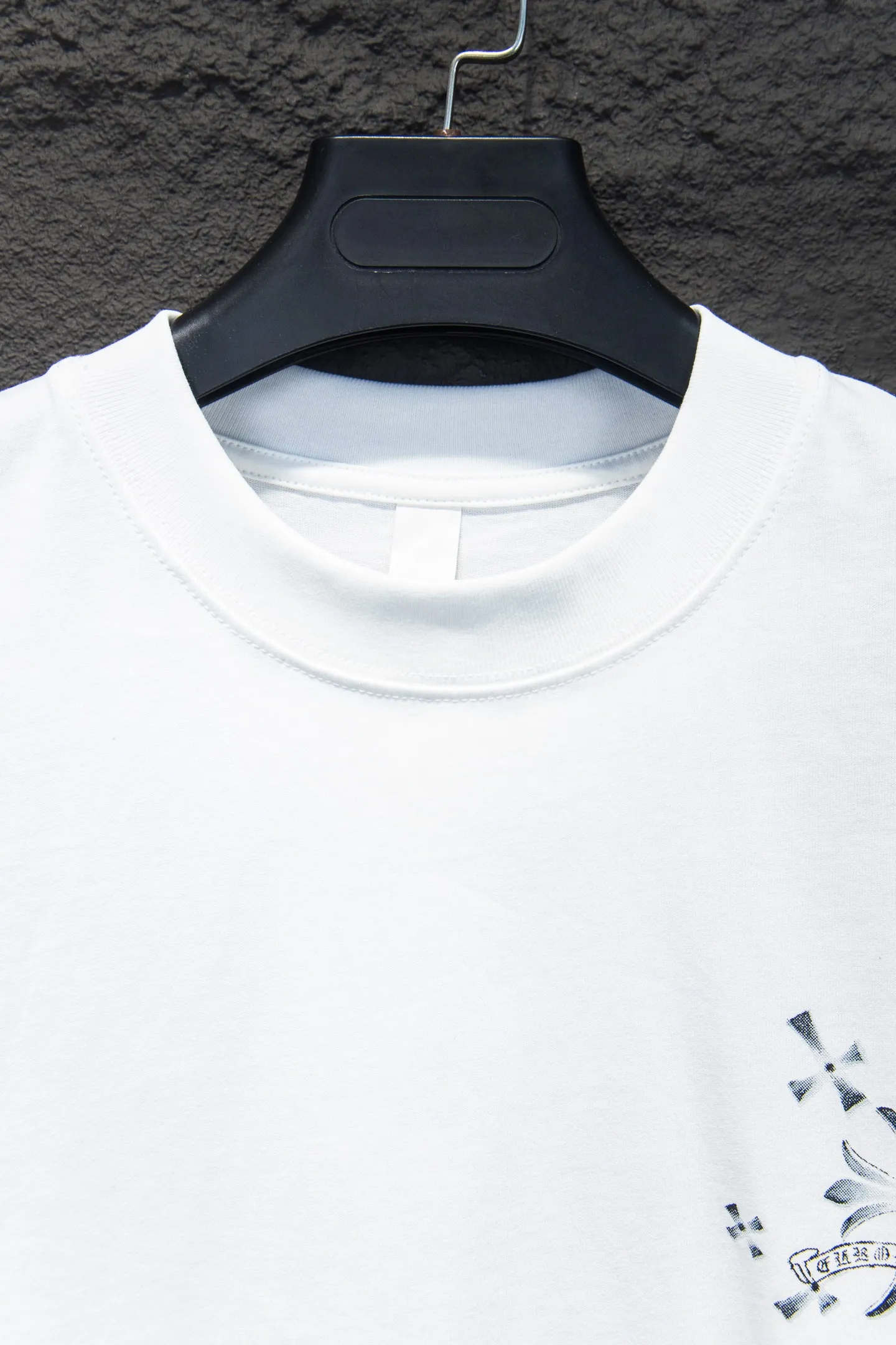 🅿️180 Style No.: 7058# Chrome hearts• 25ss ⚠YB custom-woven and custom-dyed fabric, color, printing, version, accessories. The fabric is woven by imported machines. The uniqueness of the cloth texture creates a perfect ready-made effect. The fabric is made of 260-gram clean cloth with 320-gram 1*1 rib. 4-color environmentally friendly custom-dyed fabric, and the threads are in the same cylinder without color difference.  Gradient graffiti on garments, hand-made graffiti technology on garments, the details of the collar, pockets, cuffs, and front and rear threads are clearly visible. The printing uses Japanese BROTHER white ink digital direct-injection garment printing. This model is a global limited edition. In order to present a product like a work of art, after a long period of repeated determination of details, a very high-standard garment is presented. The front chest is made of direct-injection printing environmentally friendly glue material, using a mechanized printing process. Mechanical printing has high precision, the positioning accuracy can reach ±0.02mm, and the quality is stable.   The body is treated with graffiti elements, which greatly increases the interest of the clothing; it has a unique visual effect. The special washing effect creates a unique aged effect.  Croix Heart Short Sleeve must be the first short-sleeved piece in spring and summer that blurs the boundaries of unisex style. It has a classic dropped shoulder oversize version and a loose and casual upper body.  Color: Black White Size: S M L XL